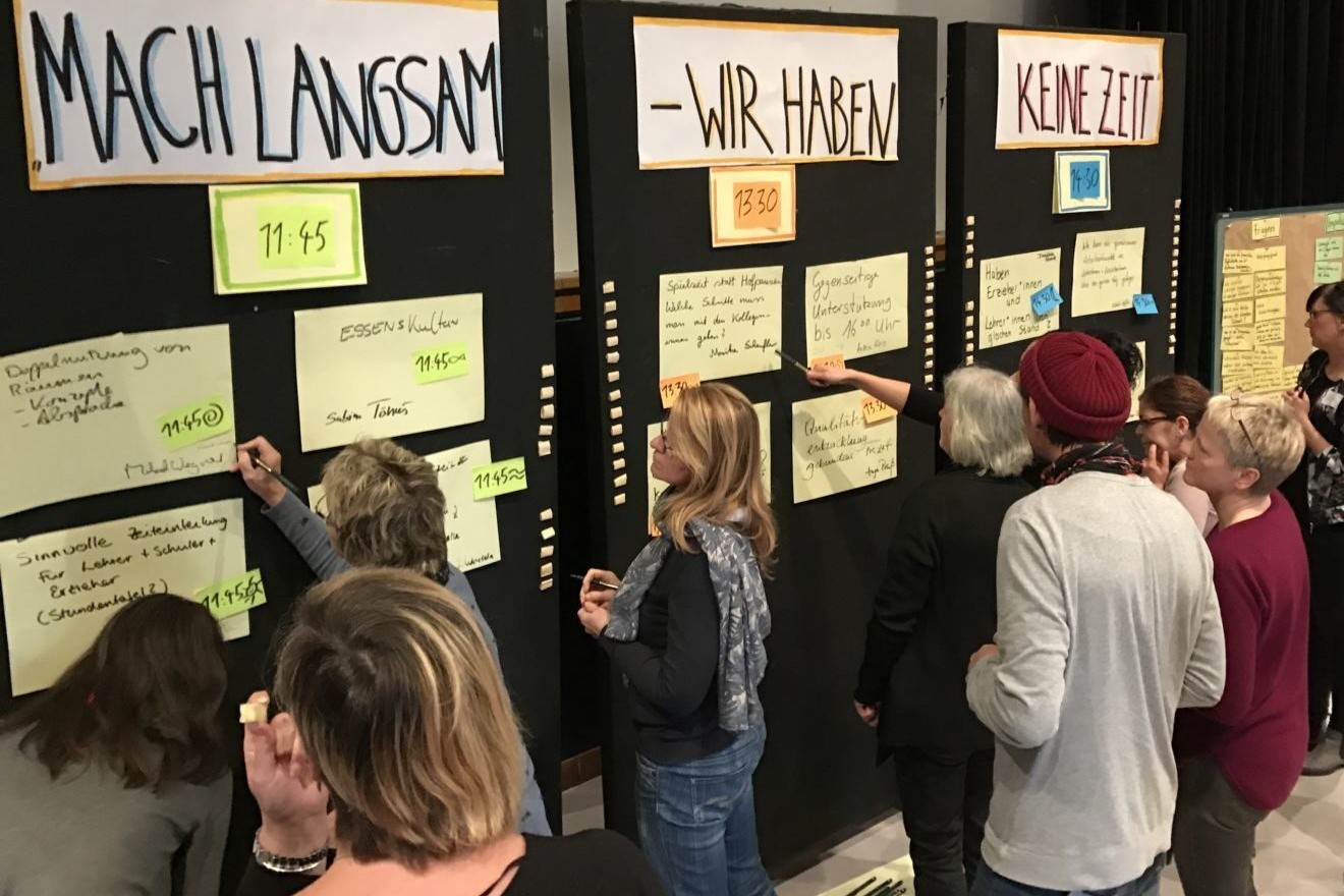 Leherinnen und Lehrer auf einer Fortbildungsveranstaltung der SAG Berlin